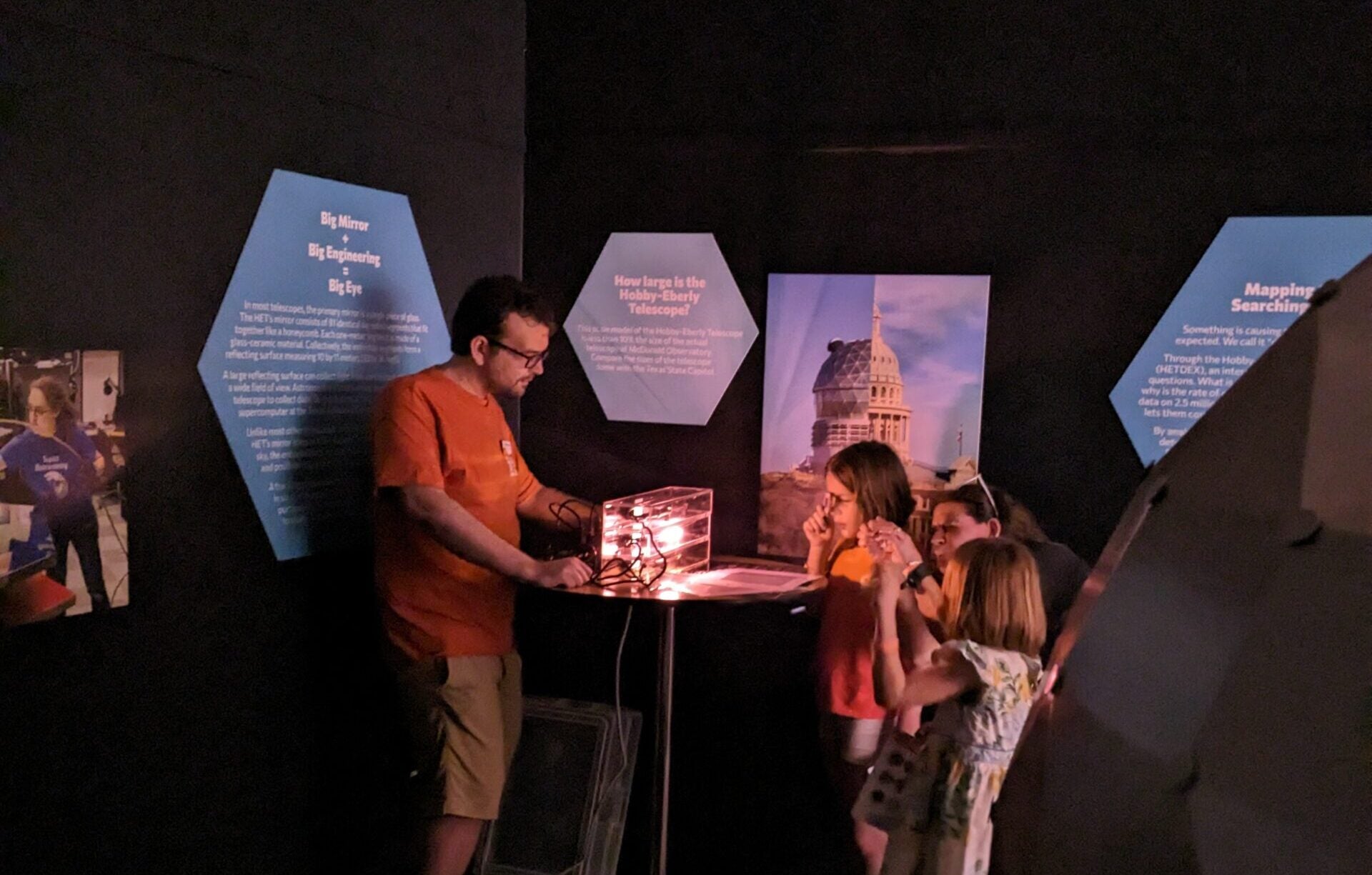 Visitors in HET Gallery