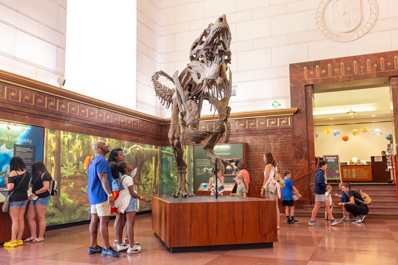 Family looking at Texas Tyrannosaur