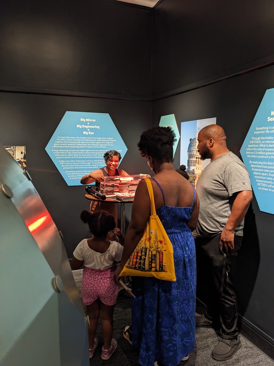 Visitors in HET Gallery